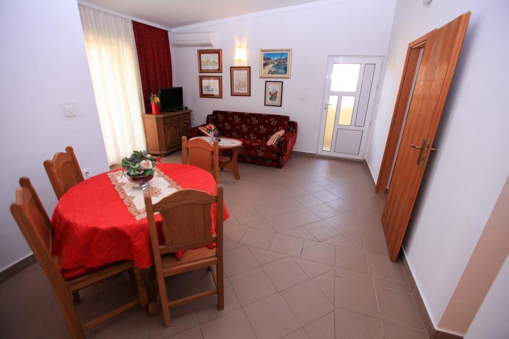 Apartments Franc Povljana Rum bild